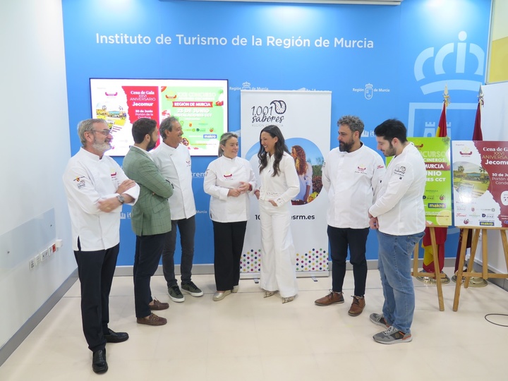 La consejera Carmen Conesa, con los representantes de Jecomur durante el acto de presentación del Concurso de Jóvenes Cocineros.