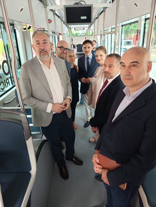 El consejero de Fomento e Infraestructuras, Jorge García Montoro, junto a los alcaldes de Alcantarilla, Beniel y Santomera, Francisca Terol, Mª Carmen Morales y Víctor Martínez, respectivamente y el concejal de Movilidad del ayuntamiento de Murcia, José Francisco Muñoz tras la reunión para hablar de las mejoras de las nuevas concesiones de transporte que afectan a estas localidades (1)
