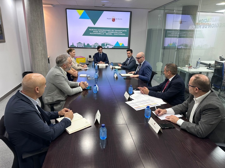 El consejero de Fomento e Infraestructuras, Jorge García Montoro, junto a los alcaldes de Alcantarilla, Beniel y Santomera, Francisca Terol, Mª Carmen Morales y Víctor Martínez, respectivamente y el concejal de Movilidad del ayuntamiento de Murcia, José Francisco Muñoz tras la reunión para hablar de las mejoras de las nuevas concesiones de transporte que afectan a estas localidades
