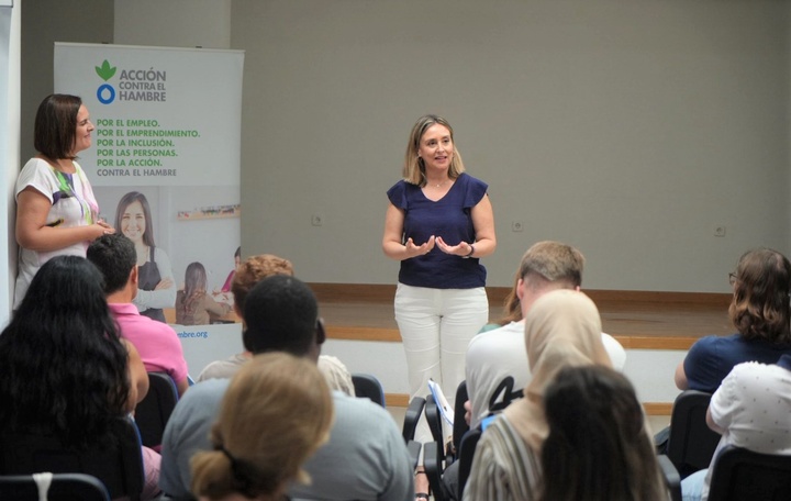 La consejera de Política Social, Conchita Ruiz, junto a la gestora de programas de acción social de la Fundación Acción contra el Hambre