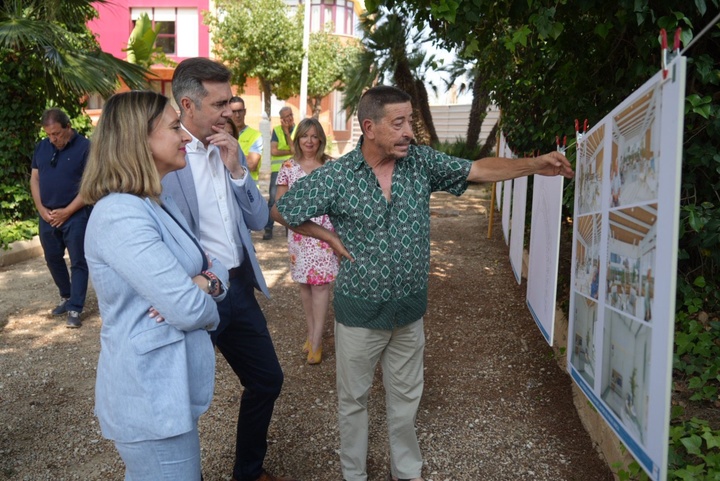 La consejera de Política Social, Conchita Ruiz, junto con el alcalde de San Pedro del Pinatar, Pedro Javier Sánchez, durante la visita a las obras de la nueva residencia de mayores de este municipio.