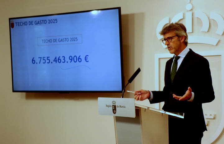 El consejero de Economía, Hacienda, Fondos Europeos y Transformación Digital, Luis Alberto Marín, presenta el techo de gasto de 2025, que alcanza los 6.755 millones