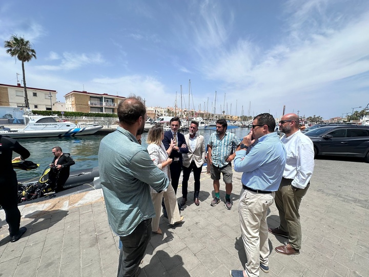 El consejero de Fomento e Infraestructuras, Jorge García Montoro, junto a la alcaldesa de Cartagena, Noelia Arroyo, y el director general de Litoral y Puertos, Pablo Marín, durante la visita realizada al puerto de Cabo de Palos para supervisar las mejoras que se han llevado a cabo en materia de seguridad y en el mobiliario