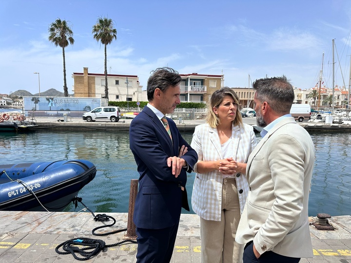 El consejero de Fomento e Infraestructuras, Jorge García Montoro, junto a la alcaldesa de Cartagena, Noelia Arroyo, y el director general de Litoral y Puertos, Pablo Marín, durante la visita realizada al puerto de Cabo de Palos para supervisar las mejoras que se han llevado a cabo en materia de seguridad y en el mobiliario (2)