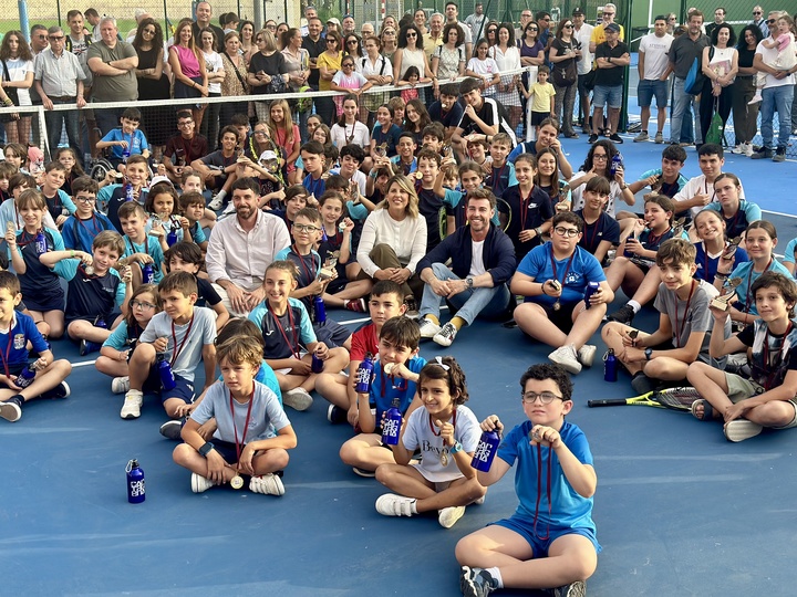 El director general de Deportes y la alcaldesa, con los jóvenes tenistas premiados en el acto de reinauguración de las pistas remodeladas.