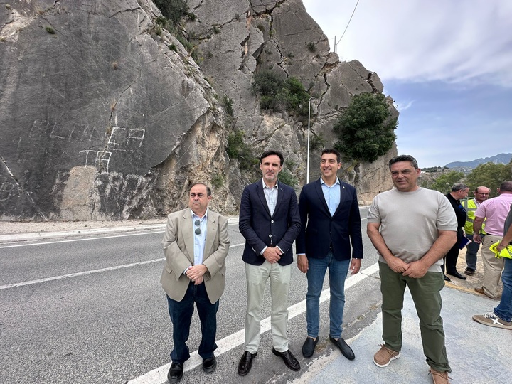 El consejero de Fomento e Infraestructuras, Jorge García Montoro, acompañado del alcalde de Blanca, Pablo Cano, y del director general de Carreteras, Francisco Carrillo, durante la presentación de las obras de seguridad que se van a realizar en la carretera RM-514, que une Blanca con Abarán (2)