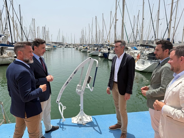 El consejero de Fomento  e Infraestructuras, junto con el alcalde de San Pedro del Pinatar y el presidente del Club Náutico Villa de San Pedro, Diego,...