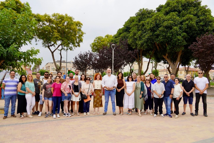 La directora general del SEF, Pilar Valero, junto con el alcalde de Santomera, Víctor Martínez, y a los alumnos-trabajadores de los cursos mixtos...
