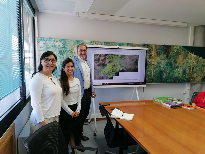 El director general de Ordenación del Territorio y Arquitectura, Javier Rollán, junto a las dos investigadoras de la Benemérita Universidad Autónoma...