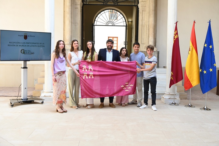 López Miras recibe a los seis jóvenes de la Región de Murcia que participarán en la "experiencia única" de la Ruta Quetzal