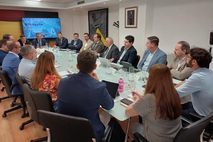 El consejero de Medio Ambiente, Universidades, Investigación y Mar Menor, Juan María Vázquez, durante la reunión del grupo de trabajo 'Más Robusta',...