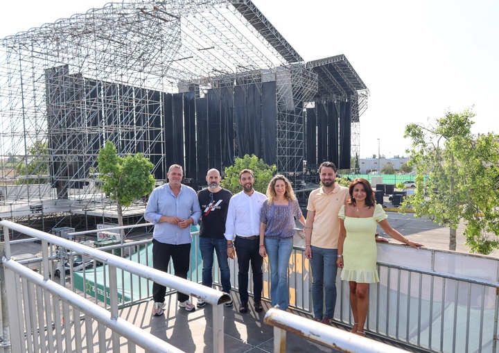 El director del Instituto de Turismo, autoridades municipales y miembros de la organización, durante la visita al escenario de Fortaleza Sound