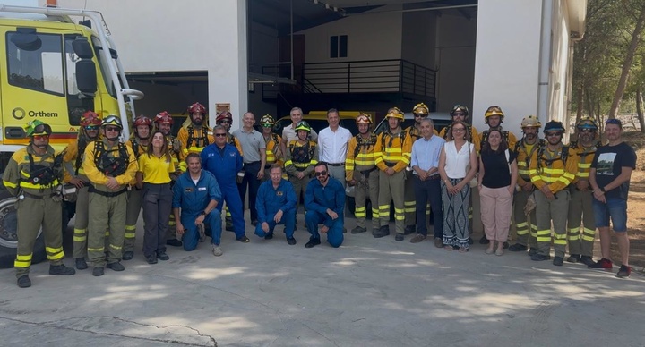 El consejero de Presidencia, Portavocía, Acción Exterior y Emergencias, Marcos Ortuño, junto con el director general de Seguridad Ciudadana y Emergencias, Pedro Vicente, y personal adscrito al Plan Infomur, en la base de helicópteros en la Sierra de la Pila.