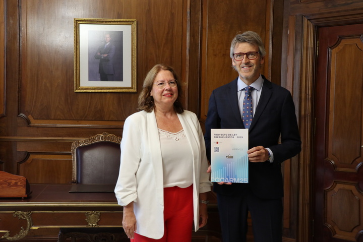 El consejero de Economía, Hacienda, Fondos Europeos y Transformación Digital, Luis Alberto Marín, hace entrega del proyecto de Presupuestos a la ...