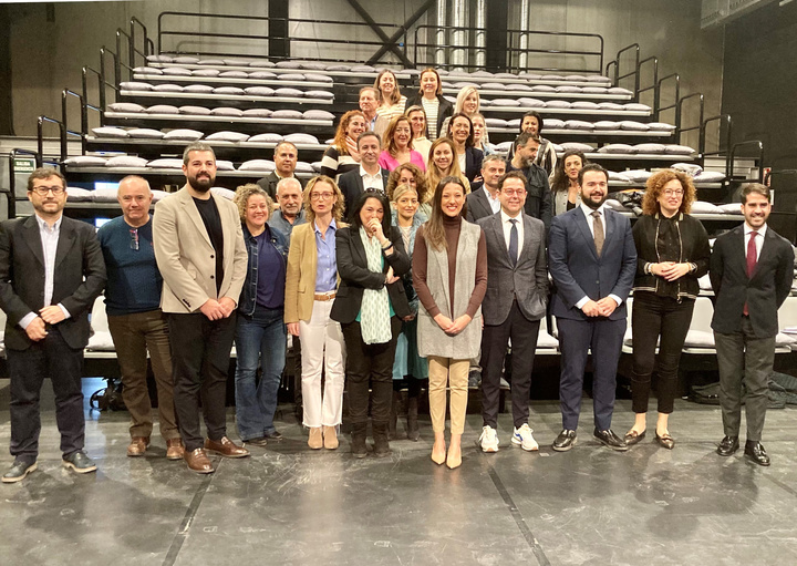 Imagen de archivo de una reunión de la consejera de Turismo, Cultura, Juventud y Deportes, Carmen Conesa, con representantes de los ayuntamientos,...