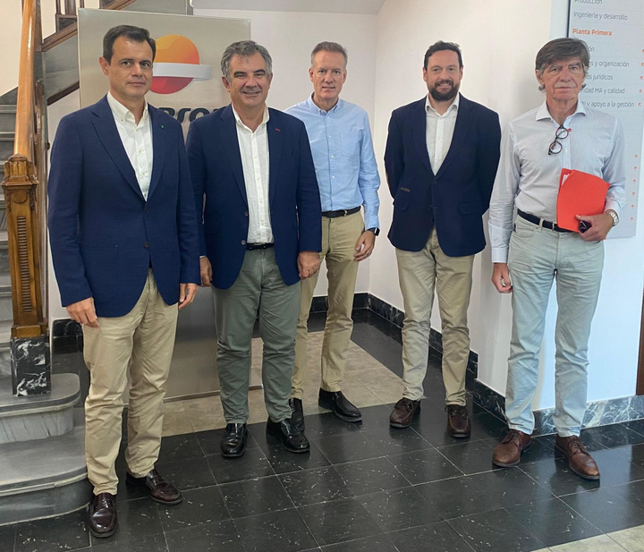 Visita del consejero de Medio Ambiente, Universidades, Investigación y Mar Menor, Juan María Vázquez, al complejo de Repsol en Cartagena (imagen de archivo).