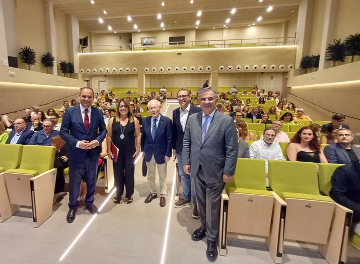 Vázquez subraya "el compromiso del Gobierno regional con el fortalecimiento de los lazos entre universidad, sociedad y antiguo alumnado"