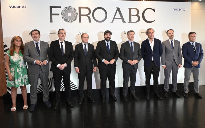 El presidente de la Región de Murcia, Fernando López Miras, asistió hoy al Foro ABC, protagonizado por el alcalde de Murcia, José Ballesta