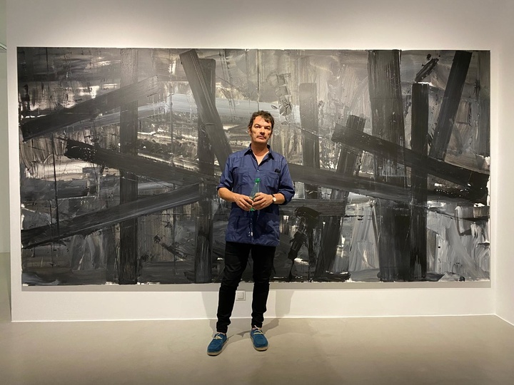 Imagen de Miguel Fructuoso en su exposición en el Museo de Arte Contemporáneo 'Fernando Centeno' de Genalguacil.