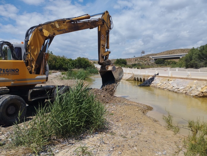 Trabajos de limpieza de tubos en la rambla de Las Moreras en la carretera RM-D4 en Mazarrón