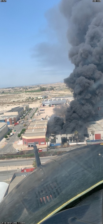 Imagen del incendio en el polígono industrial de Fortuna.