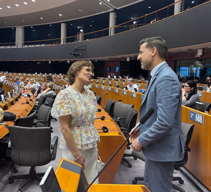 El director general de Unión Europea, Adrián Zittelli, con la comisaria de Medio Ambiente, Resiliencia Hídrica y Economía Circular, Jessika Rossw...