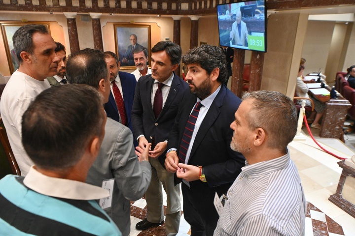 El presidente del Gobierno regional, Fernando López Miras, atendiendo a los taxistas tras la votación en la Asamblea Regional del decreto-ley de ...