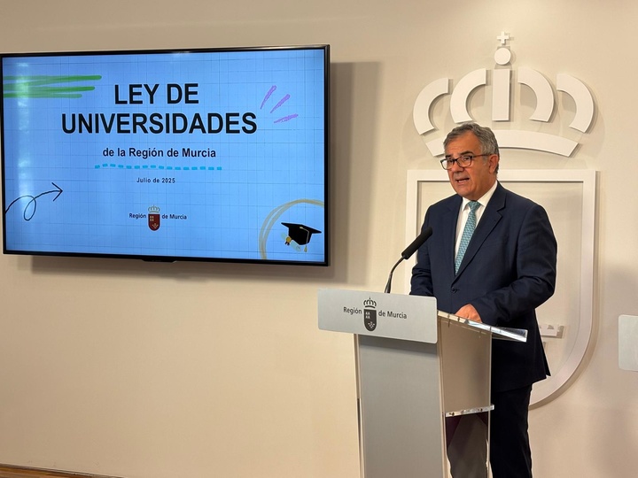 El consejero de Medio Ambiente, Universidades, Investigación y Mar Menor, Juan María Vázquez, en San Esteban, durante su comparecencia sobre la aprobación...