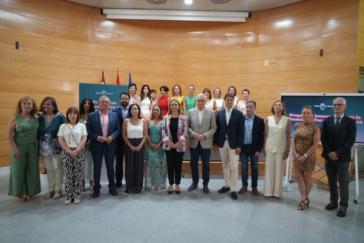 La consejera de Política Social, Familias e Igualdad, Conchita Ruiz, junto con los alcaldes y concejales de los 16 municipios en la presentación ...
