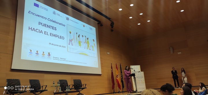 Apertura Institucional del Encuentro Colaborativo "Puentes hacia el Empleo" por parte de Dña Mª Antonia Abril, Directora General de Pensiones, Valoración y Programas de Inclusión del IMAS