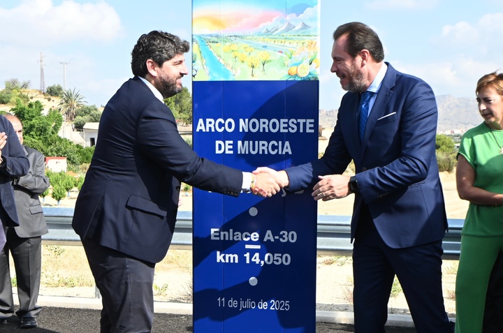 El presidente del Gobierno de la Región de Murcia, Fernando López Miras, y el ministro de Transportes y Movilidad Sostenible, Óscar Puente, durante la puesta en servicio de los tramos A y B del Arco Noroeste