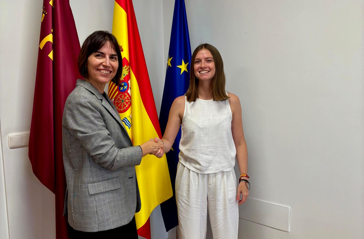 La directora general de Calidad, Simplificación Administrativa e Inspección de Servicios, Patricia Martínez, y la decana del Colegio Notarial de ...