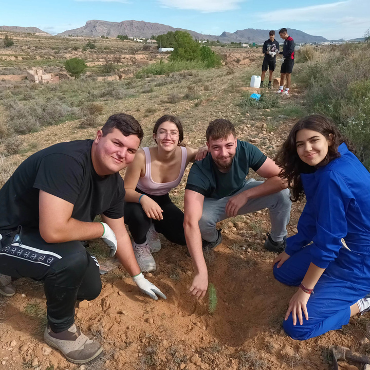 Estudiantes de los Ciclos Formativos en Producción Agroecológica y Aprovechamiento y Conservación del Medio Natural inoculan hongos a especies vegetales vulnerables (2)