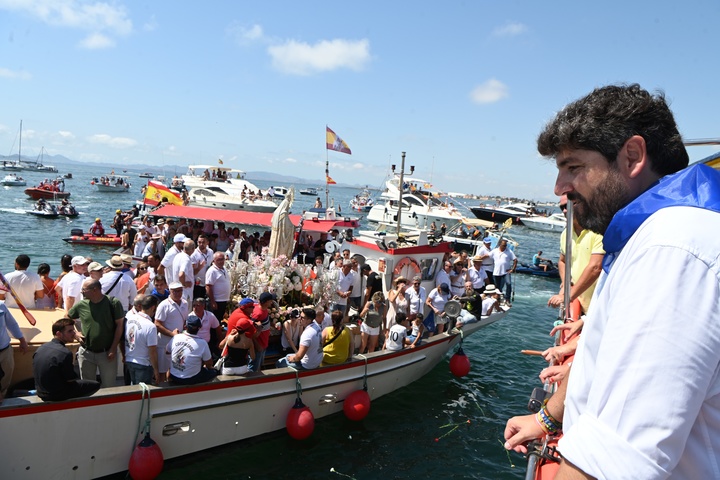 López Miras acompaña a la Virgen del Carmen en la romería de San Pedro del Pinatar