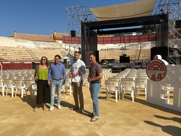 Imagen de la visita al escenario de la Semana de Teatro de Caravaca de la Cruz