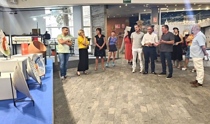 El director general de Artesanía, Rafael Gómez, se reúne con las propuestas del Gobierno regional a los Premios Nacionales de Artesanía 2025