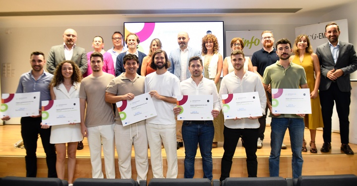 El director general del INFO, Joaquín Gómez, junto a los galardonados con los premios 'Emprendedor del mes'