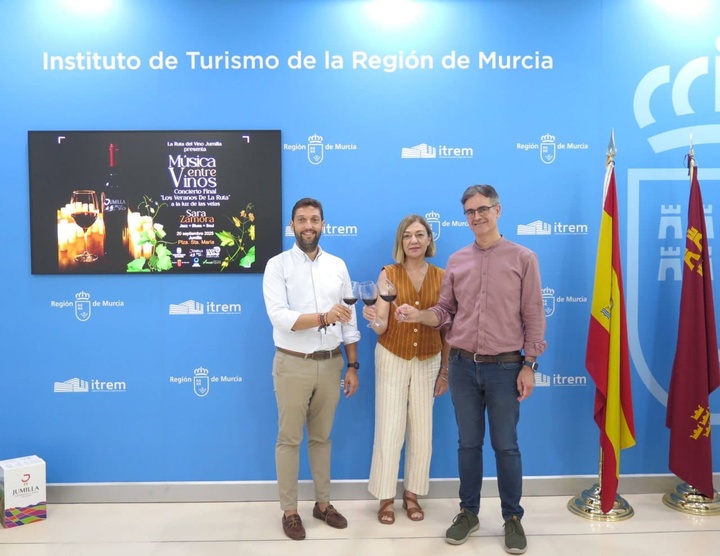El director del Instituto de Turismo, Juan Francisco Martínez, con la alcaldesa de Jumilla, Seve González, y el presidente de la Ruta del Vino.