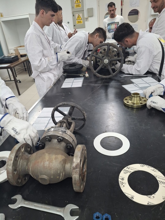 Un grupo de alumnos mientras realizan la formación en mantenimiento de plantas industriales