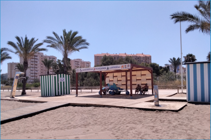 Zona de Playa Honda equipada con elementos y servicios de accesibilidad