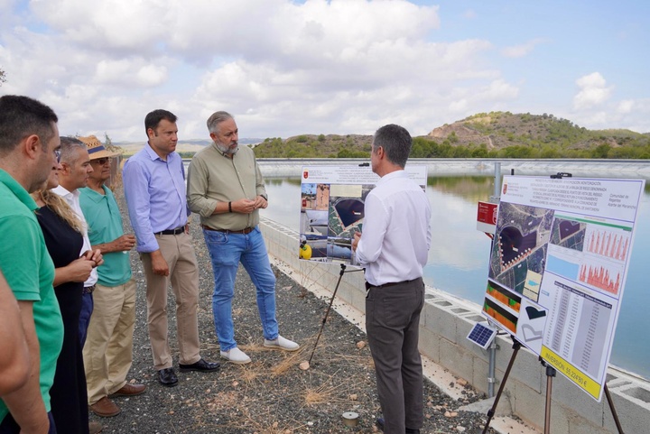 Imagen del director general del Agua, José Sandoval, junto al alcalde de Santomera, Víctor Martínez, durante la visita al proyecto piloto de digitalización...