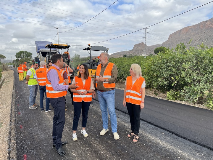Imagen de la consejera Sara Rubira en el Camino de la Venta junto al alcalde de Santomera