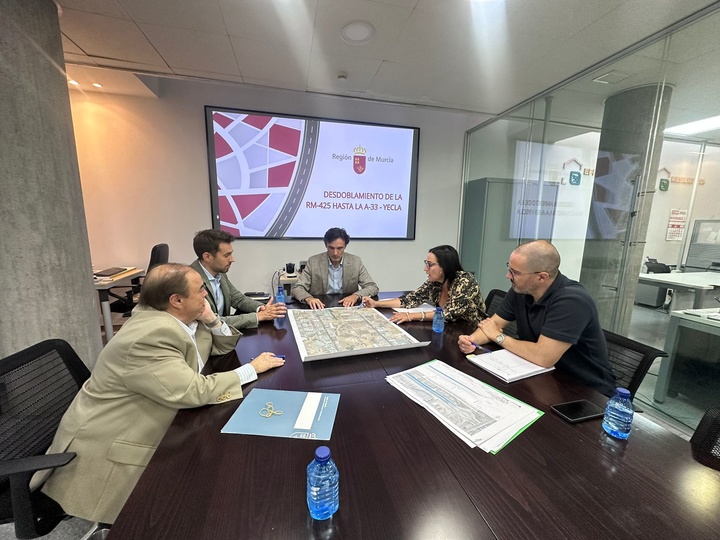 El consejero de Fomento e Infraestructuras, Jorge García Montoro, durante la reunión con la alcaldesa de Yecla, Remedios Lajara