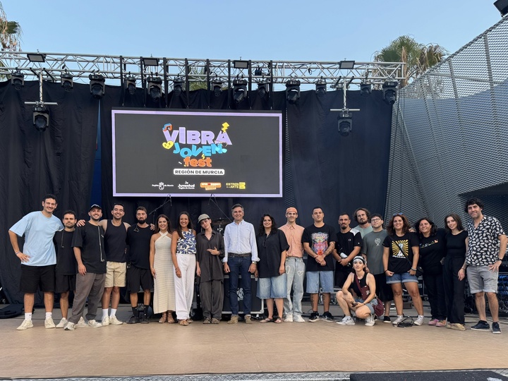 Imagen de la consejera de Turismo, Cultura, Juventud y Deportes junto a los artistas del 'Vibra Joven Fest'.