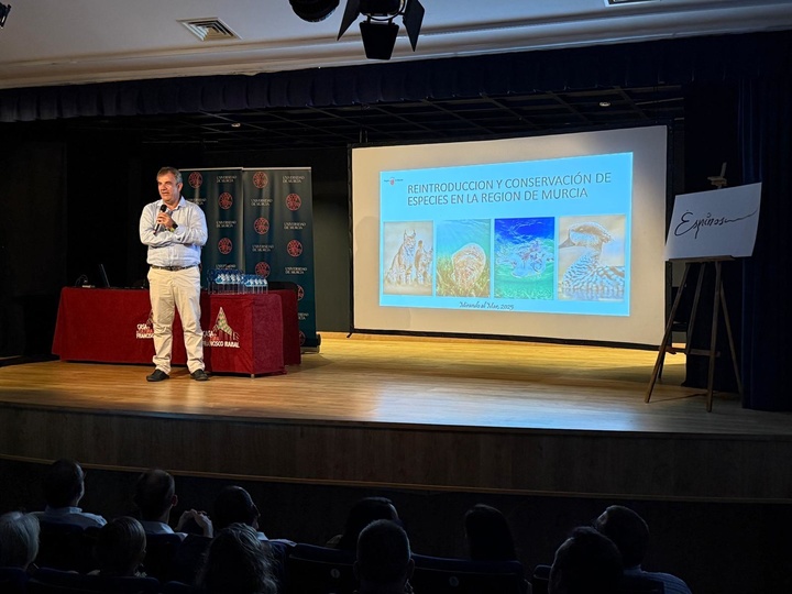 El consejero Juan María Vázquez durante la exposición de la ponencia 'Reintroducción y Conservación de Especies en la Región de Murcia', en Águilas