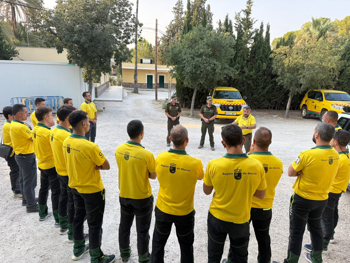 Bomberos forestales, agentes medioambientales y técnicos, minutos antes de salir hacia Extremadura.