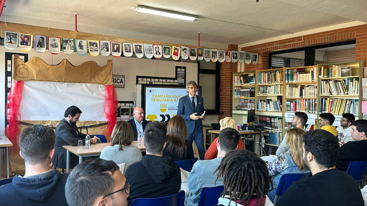 Imagen de archivo del consejero de Economía, Hacienda, Fondos Europeos y Transformación Digital, Luis Alberto Marín, en una de las charlas ofrecidas en un instituto.