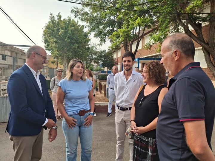 El consejero de Educación y Formación Profesional, Víctor Marín, visitó el colegio Gabriela Mistral de Cartagena, donde se ha llevado a cabo el cambio de cubiertas y la instalación de placas solares 