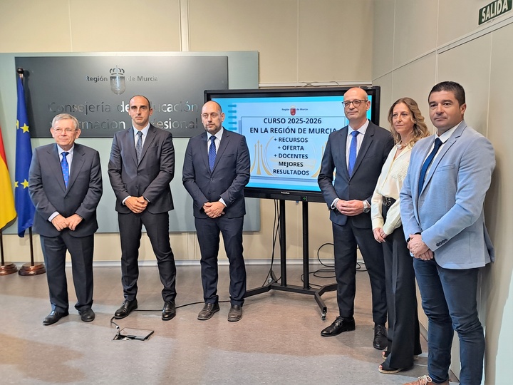 El consejero de Educación y Formación Profesional, Víctor Marín, presenta las principales novedades de inicio de curso 2025-2026 2