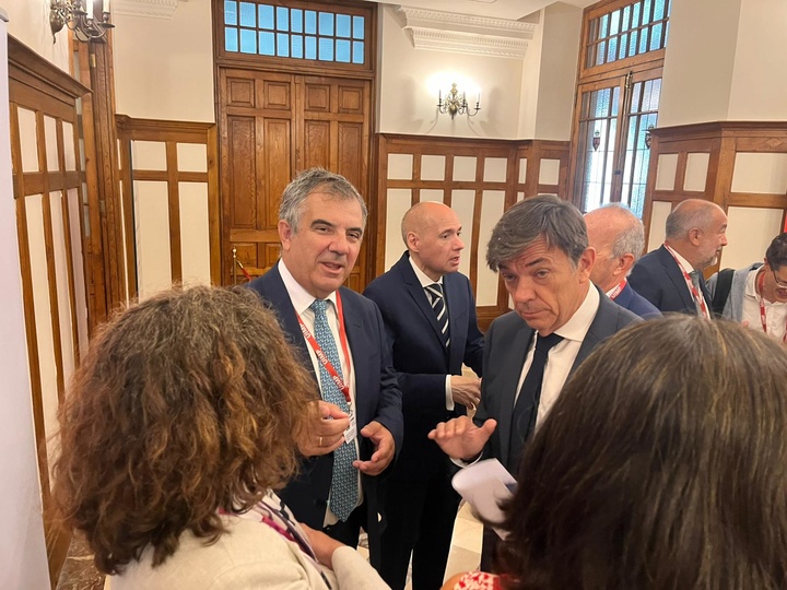 El consejero de Medio Ambiente, Universidades, Investigación y Mar Menor, Juan María Vázquez, y el rector de la Universidad Internacional Menéndez Pelayo (UIMP), Carlos Andradas, mantuvieron un encuentro de trabajo en el Palacio de la Magdalena de Santander.